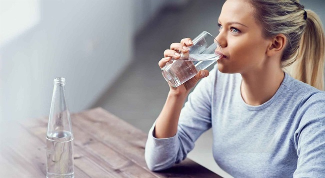 Uống đủ nước để giảm cảm giác thèm ăn