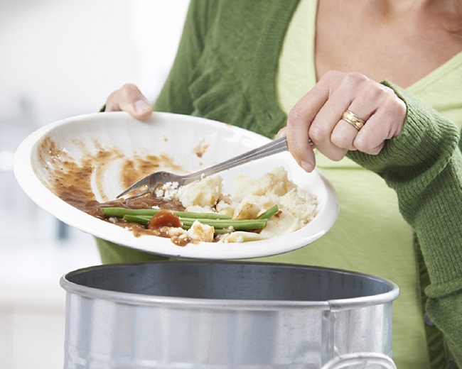 Đổ sạch thức ăn thừa trước khi rửa