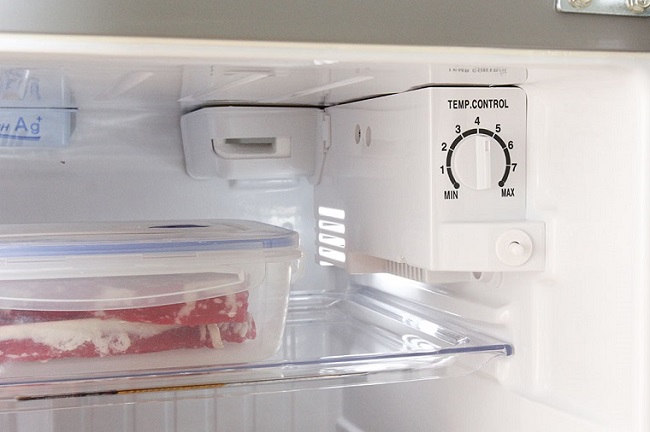Nút điều chỉnh nhiệt độ nằm ở ngăn mát tủ lạnh