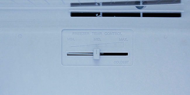 Nút điều chỉnh nhiệt độ nằm ở ngăn đá tủ lạnh
