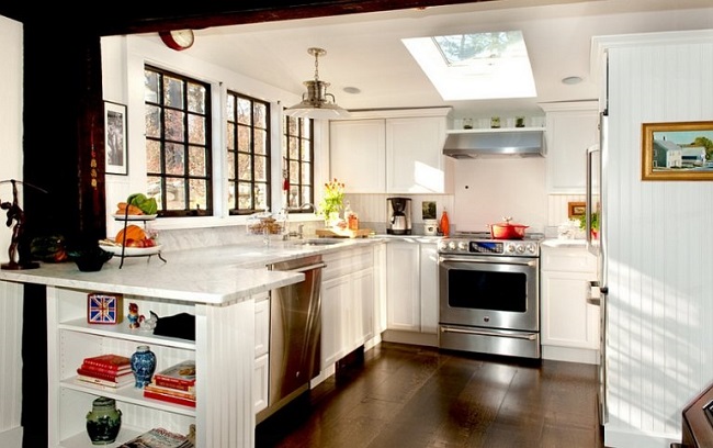 Cửa sổ kính, cửa sổ trần mang đến nguồn sáng tự nhiên ngập tràn phòng bếp.