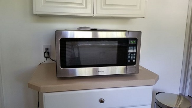 Nếu không có đủ không gian để đặt cả lò nướng và lò vi sóng trong bếp, bạn có thể sử dụng lò vi sóng tích hợp chức năng nướng hoặc ngược lại.