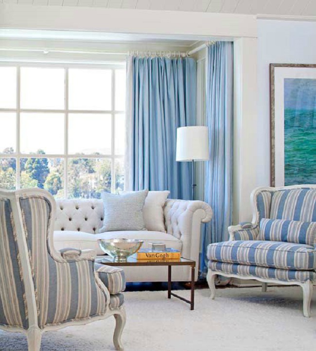 Nội thất màu sáng luôn là lựa chọn lý tưởng cho phòng khách nhỏ bởi chúng tạo cảm giác rộng rãi, đánh lừa thị giác.