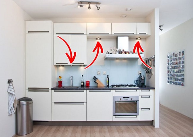 Đèn LED lắp âm dưới tủ bếp trên sẽ bổ sung thêm ánh sáng cho bề mặt bàn bếp.