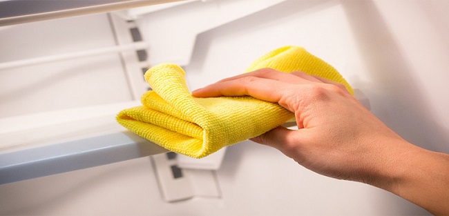 Dùng 1 chiếc khăn ẩm hoặc vải khô để tiến hành lau bên trong và bên ngoài tủ đông
