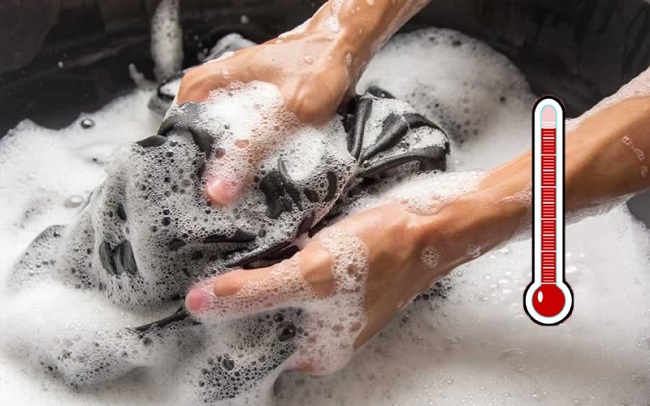 Tẩy vết dầu nhớt bằng bột giặt và nước nóng